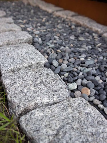 Kopfsteinpflaster Granit Hellgrau 8 - 10cm in Kombination mit Beach Pebbles Schwarz 5 - 8mm
